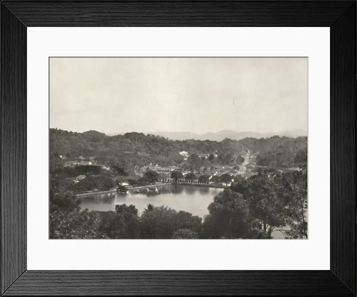 Framed Print : Blick auf den See von Kandy von Greory-Road nach NNW, 1926 Framed Print : Blick auf den See von Kandy von Greory-Road nach NNW, 1926