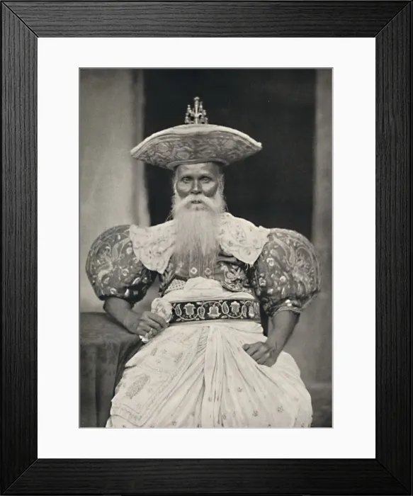 Framed Print : Ortsvorstand in Kandy in der altsinghalesischen Tracht, 1926 Framed Print : Ortsvorstand in Kandy in der altsinghalesischen Tracht, 1926