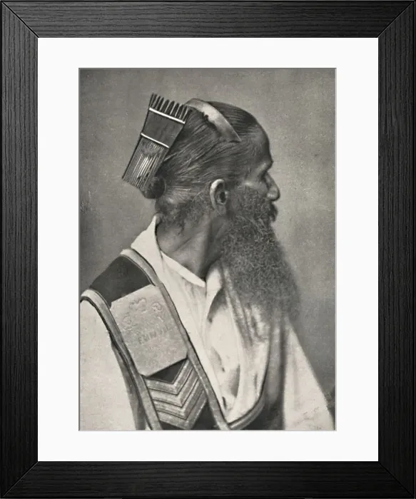 Framed Print : Singhalesischer Diener mit Schildpattkamm, 1926 Framed Print : Singhalesischer Diener mit Schildpattkamm, 1926