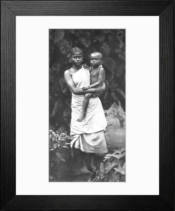 Framed Print : Tamulenfrau, die ihr Kind in der ublichen Weise af der Hufte tragt, 1926