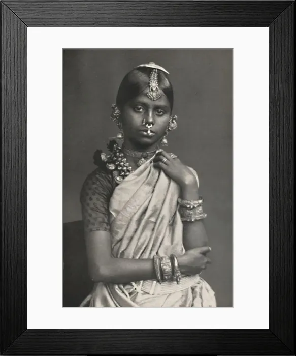 Framed Print : Tamulin mit Schmuck, 1926 Framed Print : Tamulin mit Schmuck, 1926