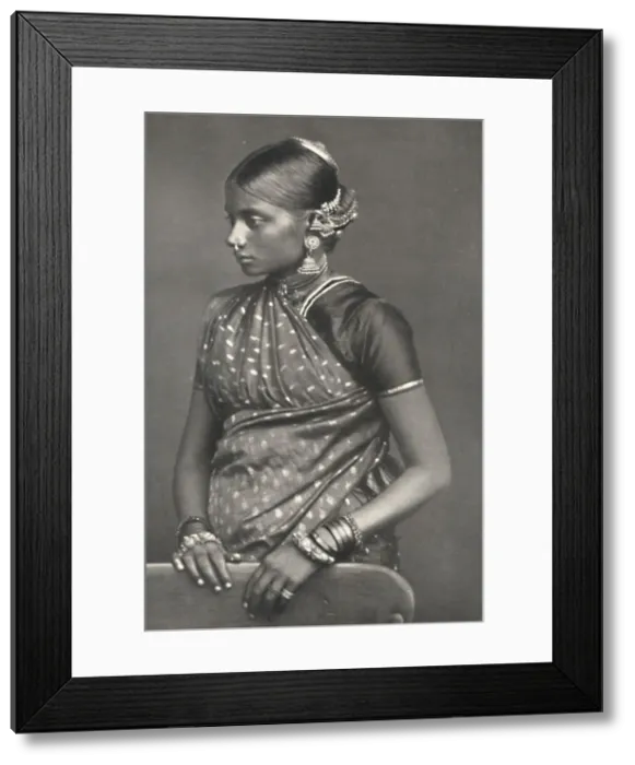 Framed Print : Tamulin mit Schmuck, 1926 Framed Print : Tamulin mit Schmuck, 1926