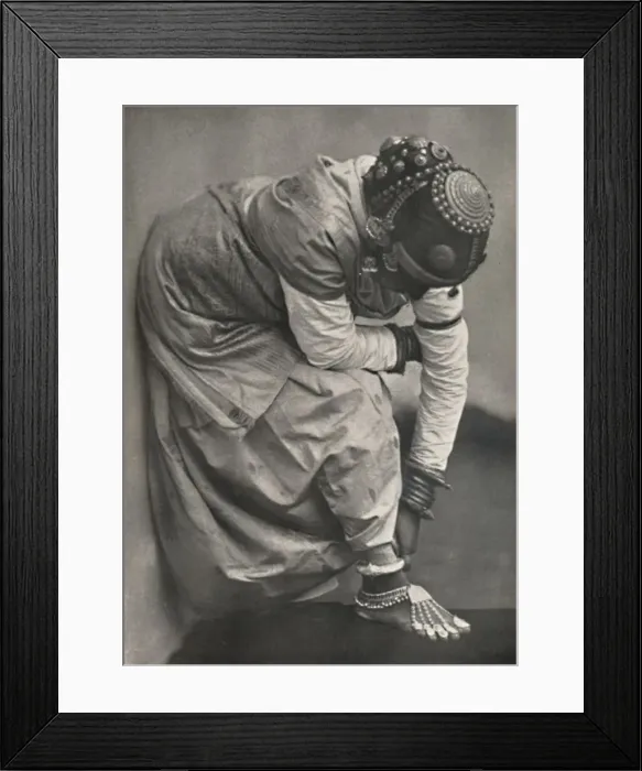 Framed Print : Tamulin mit Fuss- und Kopfschmuck, 1926 Framed Print : Tamulin mit Fuss- und Kopfschmuck, 1926
