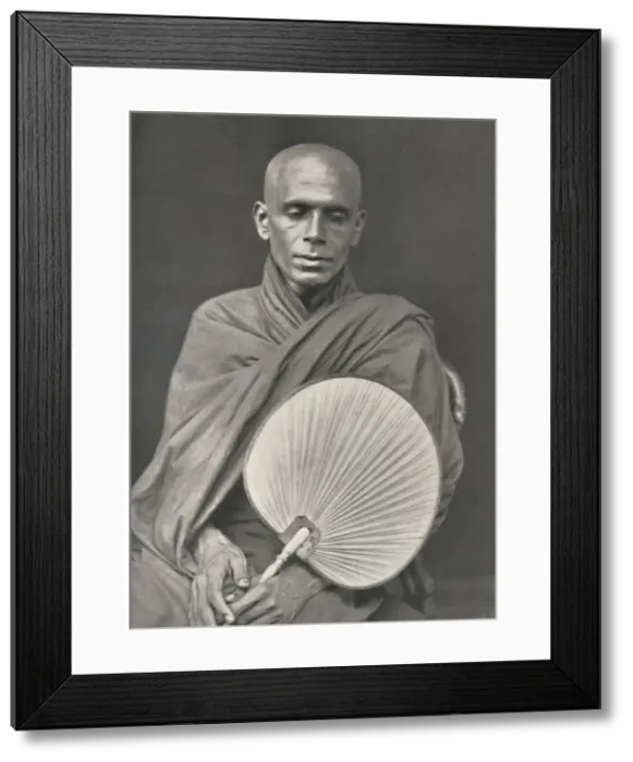 Framed Print : Buddhistischer Monch der Burma-Sekte mit Palmblattfacher, 1926 Framed Print : Buddhistischer Monch der Burma-Sekte mit Palmblattfacher, 1926