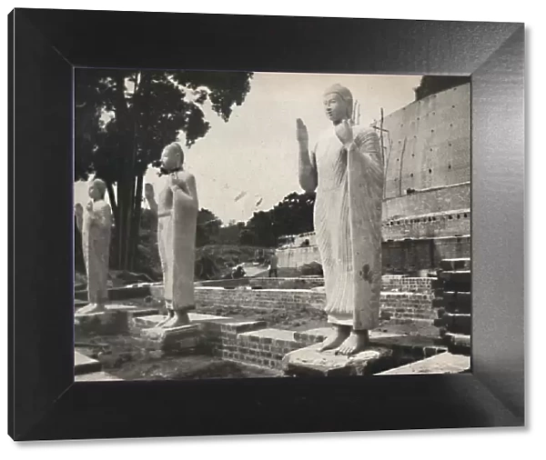 Steinstatuen vor der in Wiederherstellung befindlichen Ruwanwali-Dagoba, Anuradhapura, 1926