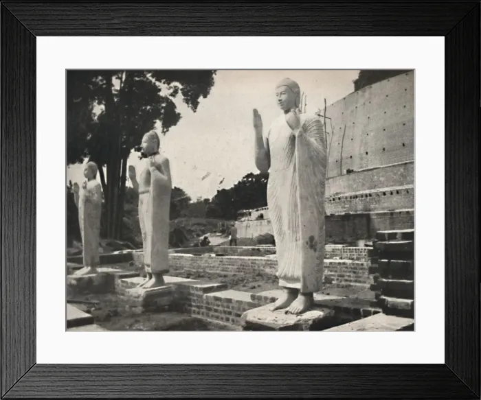 Framed Print : Steinstatuen vor der in Wiederherstellung befindlichen Ruwanwali-Dagoba, Anuradhapura, 1926 Framed Print : Steinstatuen vor der in Wiederherstellung befindlichen Ruwanwali-Dagoba, Anuradhapura, 1926