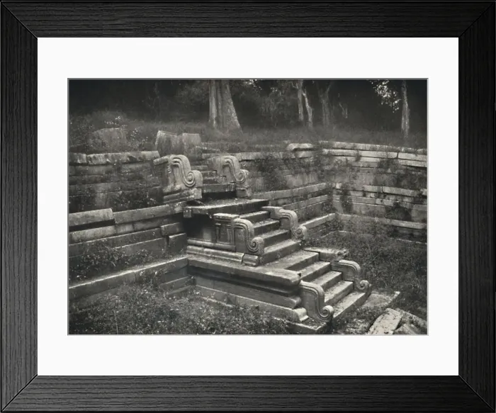 Framed Print : Treppe in einem gemauerten Badeteich, Anuradhapura, 1926 Framed Print : Treppe in einem gemauerten Badeteich, Anuradhapura, 1926
