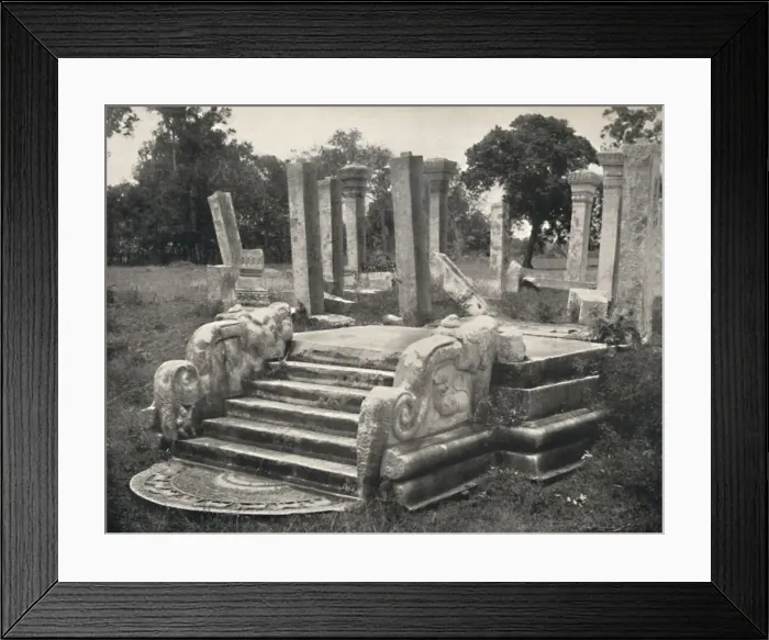 Framed Print : Ruinen einer Pfeilerhalle, davor Treppe mit Mondstein (s. Tafel 79), Anuradhapura, 1926 Framed Print : Ruinen einer Pfeilerhalle, davor Treppe mit Mondstein (s. Tafel 79), Anuradhapura, 1926