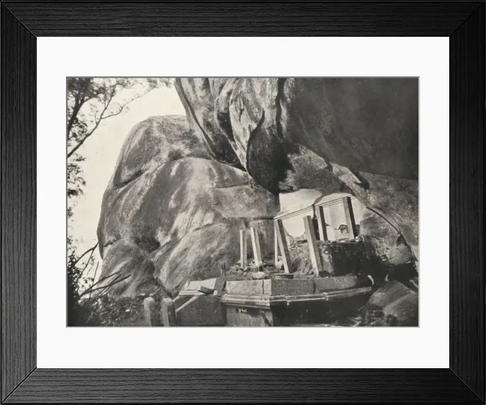 Framed Print : Die Rajagirilena genannte Stelle in den Felsen von Mihintale, wo Konig Devanampiya Tissa Zellen fur Framed Print : Die Rajagirilena genannte Stelle in den Felsen von Mihintale, wo Konig Devanampiya Tissa Zellen fur