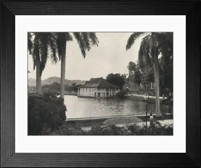 Framed Print : Der See von Kand mit dem Bibliotheksgebaude des Tempels des Heiligen Zahnes, 1926 Framed Print : Der See von Kand mit dem Bibliotheksgebaude des Tempels des Heiligen Zahnes, 1926