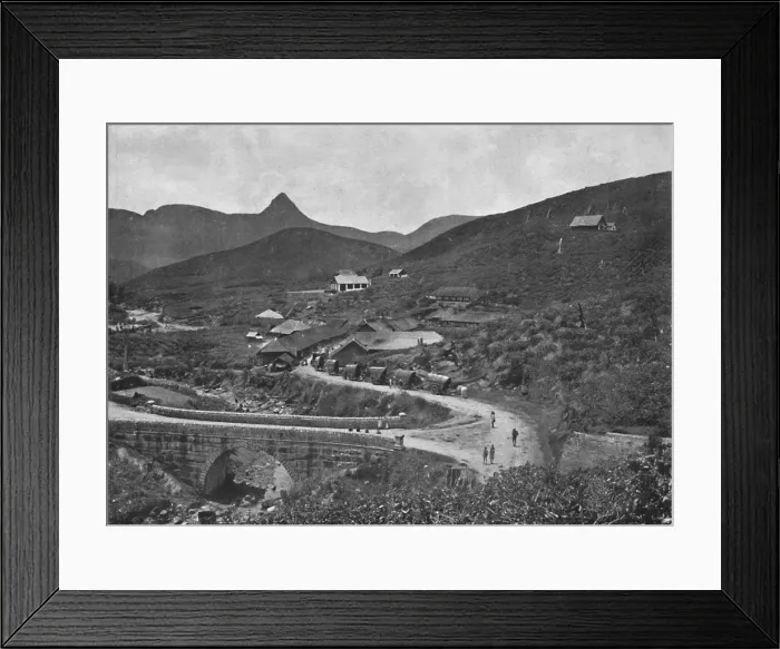 Framed Print : Adamspik und Brownlow-Teepflanzung, 1926 Framed Print : Adamspik und Brownlow-Teepflanzung, 1926