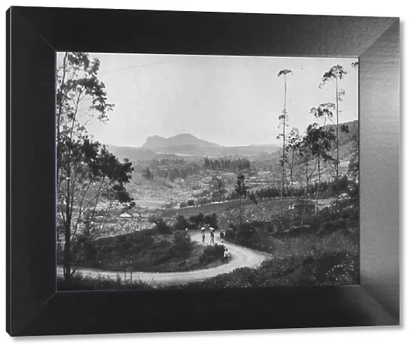 Blick vom Ramboda-Pass nach Sudosten auf Nuwara Eliya und den Hakgalla-Felsen, 1926