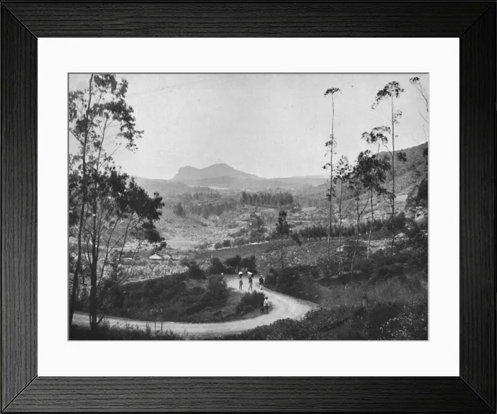 Framed Print : Blick vom Ramboda-Pass nach Sudosten auf Nuwara Eliya und den Hakgalla-Felsen, 1926 Framed Print : Blick vom Ramboda-Pass nach Sudosten auf Nuwara Eliya und den Hakgalla-Felsen, 1926