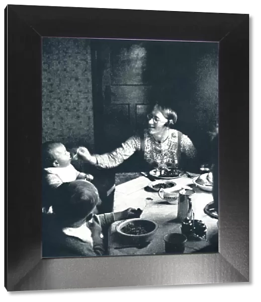 A nice hot dinner, 1941. Artist: Cecil Beaton