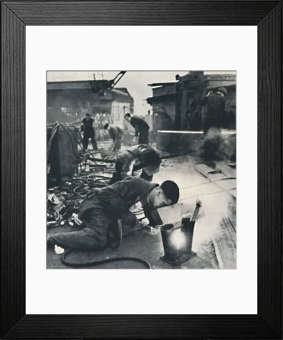 Framed Print : Rivetting, 1941. Artist: Cecil Beaton Framed Print : Rivetting, 1941. Artist: Cecil Beaton