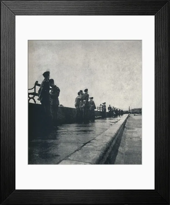 Framed Print : Reading signals flashed by Aldis lamp, 1941. Artist: Cecil Beaton Framed Print : Reading signals flashed by Aldis lamp, 1941. Artist: Cecil Beaton