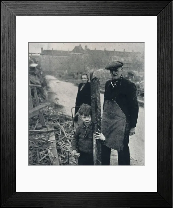 Framed Print : East End family, 1941. Artist: Cecil Beaton Framed Print : East End family, 1941. Artist: Cecil Beaton