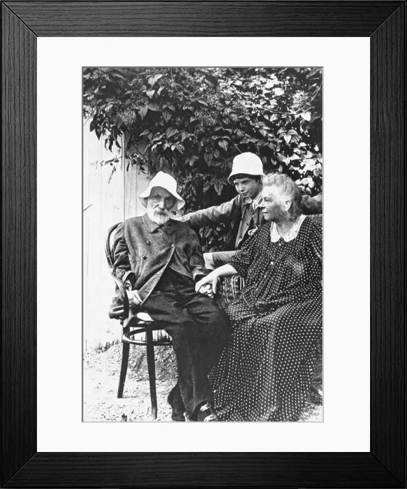 Framed Print : Pierre-Auguste und Aline Renoir, Les Collettes at Cagnes Artist: Anonymous Framed Print : Pierre-Auguste und Aline Renoir, Les Collettes at Cagnes Artist: Anonymous