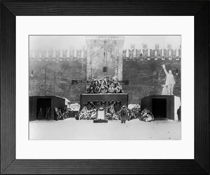 Framed Print : The first temporary Lenin Mausoleum, 1924