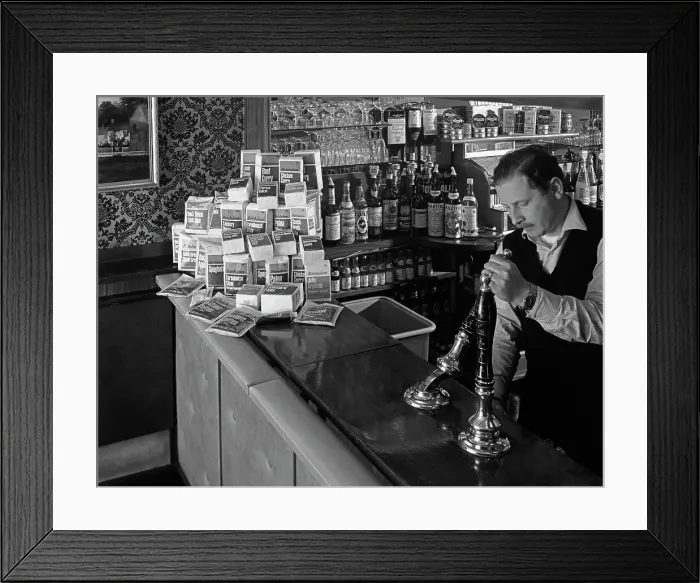 Framed Print : A pub landlord with a display of the Batchelors 5 day catering pack on his bar, 1968 Framed Print : A pub landlord with a display of the Batchelors 5 day catering pack on his bar, 1968