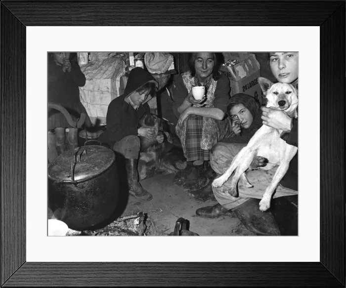 Framed Print : Roadside gipsy family inside a bender (wigwam construction), Newdigate, Surrey, 1960s(?) Framed Print : Roadside gipsy family inside a bender (wigwam construction), Newdigate, Surrey, 1960s(?)