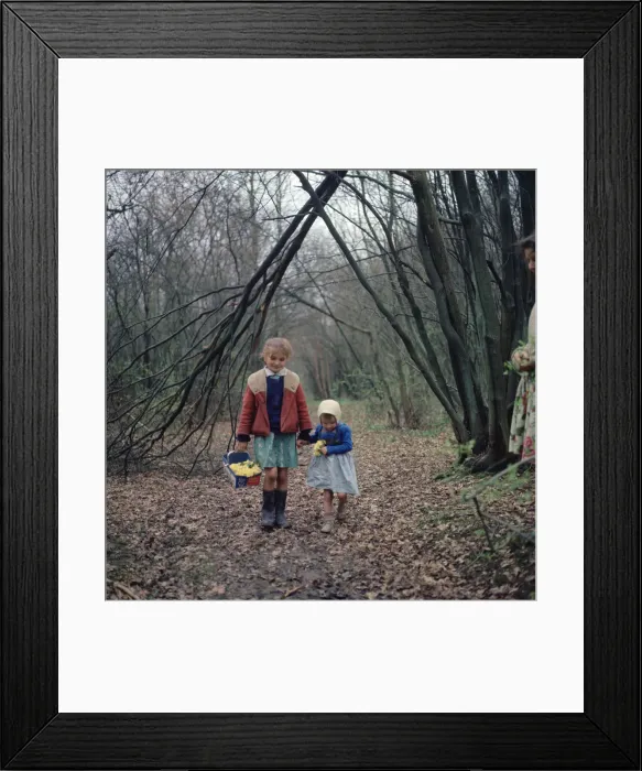 Framed Print : Two young gipsy girls, members of the Vincent family, Charlwood, Newdigate area, Surrey, 1964 Framed Print : Two young gipsy girls, members of the Vincent family, Charlwood, Newdigate area, Surrey, 1964