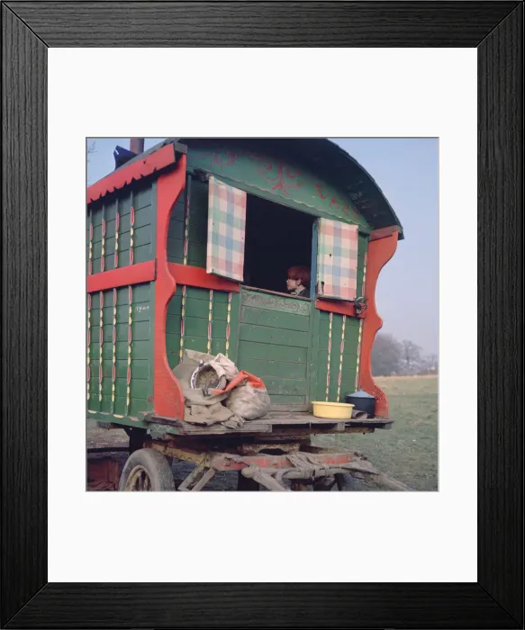 Framed Print : Gipsy caravan belonging to the Vincent family, Charlwood, Newdigate area, Surrey, 1964