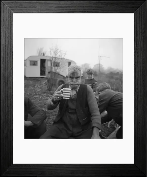 Framed Print : A gipsy man gurning, Lewes, Sussex, 1963 Framed Print : A gipsy man gurning, Lewes, Sussex, 1963