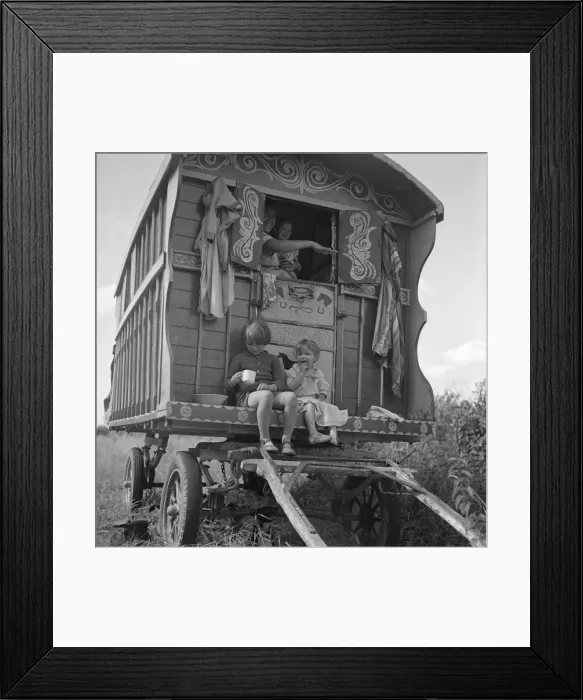 Framed Print : Gipsy caravan, Outwood, Surrey, 1963 Framed Print : Gipsy caravan, Outwood, Surrey, 1963