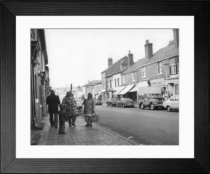 Framed Print : Asian women in Birmingham, c1970 Framed Print : Asian women in Birmingham, c1970