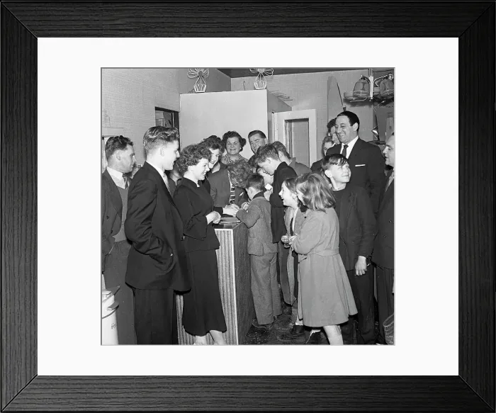 Framed Print : TV and recording star Wee Willie Harris visits South Yorkshire, 1958. Artist Framed Print : TV and recording star Wee Willie Harris visits South Yorkshire, 1958. Artist