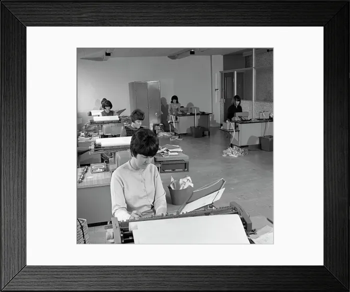 Framed Print : Punch room at Tetleys brewers, Leeds, West Yorkshire, 1968. Artist: Michael Walters Framed Print : Punch room at Tetleys brewers, Leeds, West Yorkshire, 1968. Artist: Michael Walters