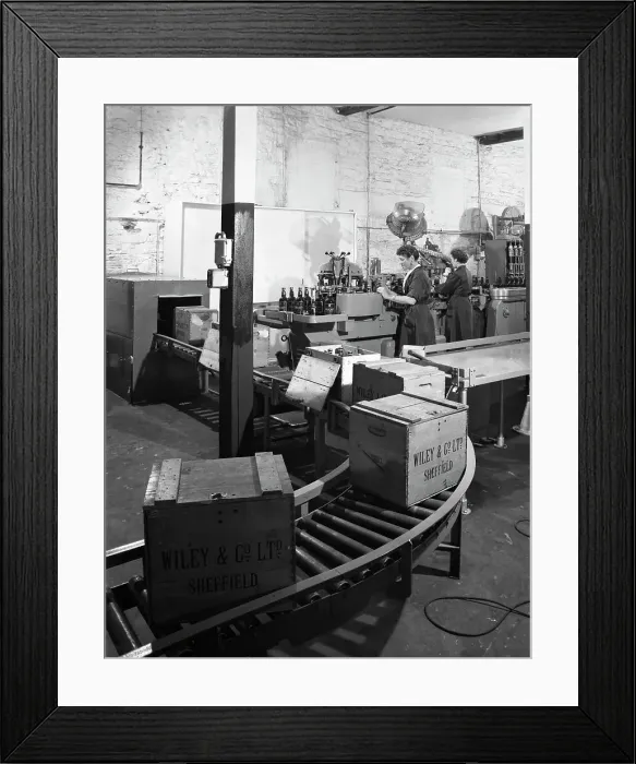 Framed Print : The final stages of bottling whisky at Wiley & Co, Sheffield, South Yorkshire, 1960 Framed Print : The final stages of bottling whisky at Wiley & Co, Sheffield, South Yorkshire, 1960