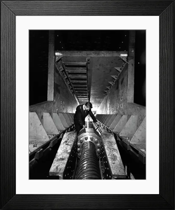 Framed Print : An engineer working at Husband & Co, Chesterfield, Derbyshire, 1962 Framed Print : An engineer working at Husband & Co, Chesterfield, Derbyshire, 1962
