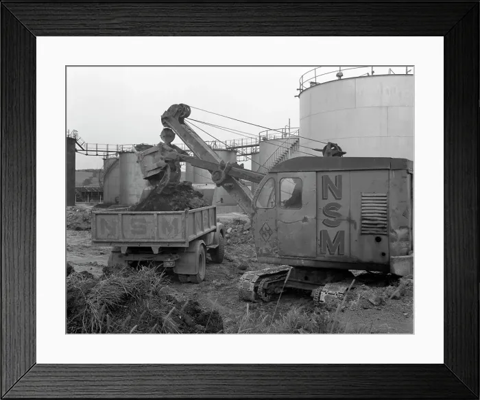 Framed Print : Thomas Smith Super 10 earth mover working at the Shell Plant, Sheffield, South Yorkshire, 1961 Framed Print : Thomas Smith Super 10 earth mover working at the Shell Plant, Sheffield, South Yorkshire, 1961