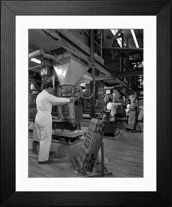 Framed Print : Filling bags of animal feed, Spillers Animal foods, Gainsborough, Lincolnshire, 1963 Framed Print : Filling bags of animal feed, Spillers Animal foods, Gainsborough, Lincolnshire, 1963