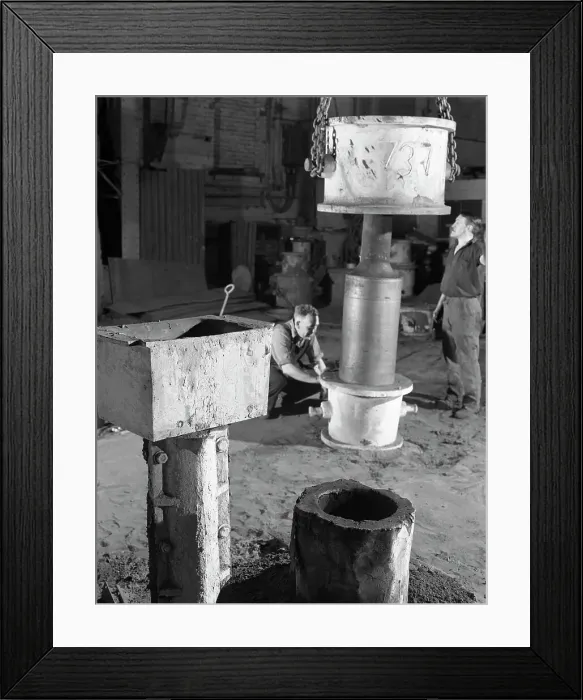 Framed Print : Stripping a steel casting, Wombwell Foundry, South Yorkshire, 1963 Framed Print : Stripping a steel casting, Wombwell Foundry, South Yorkshire, 1963