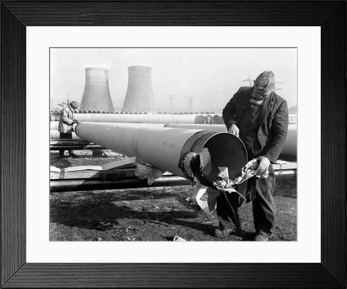 Framed Print : Pipe wrapping to prevent corrosion on steel pipes, Old Denaby, South Yorkshire, 1961 Framed Print : Pipe wrapping to prevent corrosion on steel pipes, Old Denaby, South Yorkshire, 1961