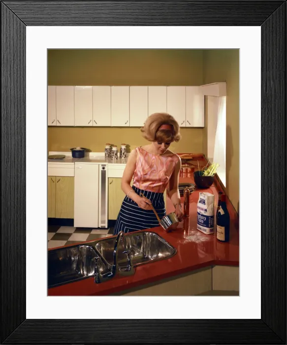 Framed Print : Kitchen scene, Warwick, Warwickshire, 1966. Artist: Michael Walters Framed Print : Kitchen scene, Warwick, Warwickshire, 1966. Artist: Michael Walters