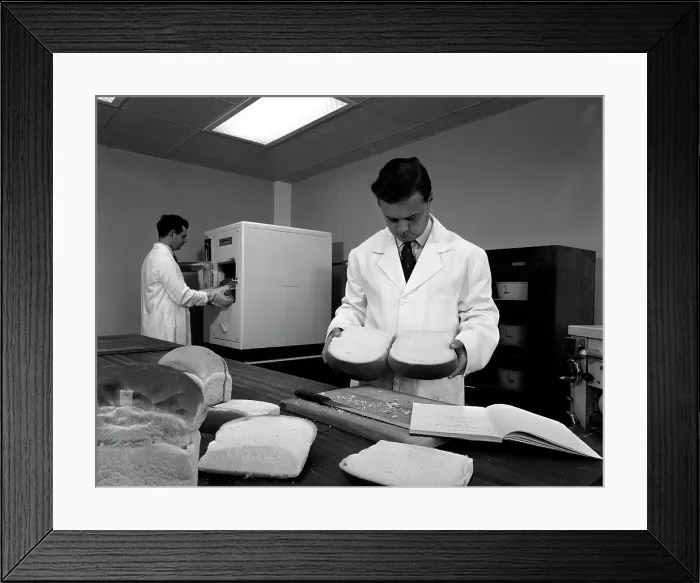 Framed Print : The test bakery at Spillers Foods, Gainsborough, Lincolnshire 1962 Framed Print : The test bakery at Spillers Foods, Gainsborough, Lincolnshire 1962