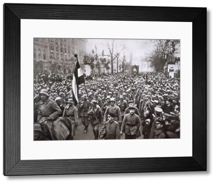 Framed Print : Return of the Guard from the War, Germany, December 1918 Framed Print : Return of the Guard from the War, Germany, December 1918
