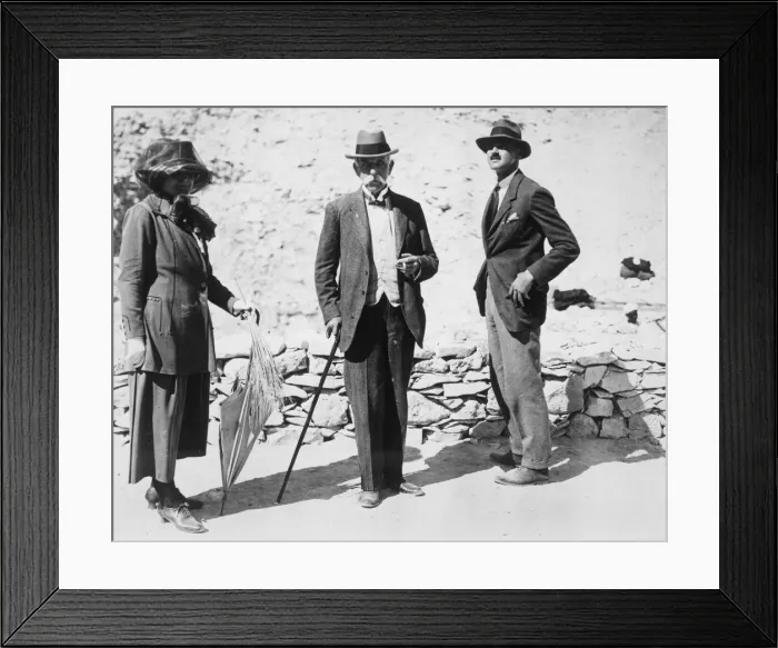 Framed Print : Visitors to the Tomb of Tutankhamun, Valley of the Kings, Egypt, 1923 Framed Print : Visitors to the Tomb of Tutankhamun, Valley of the Kings, Egypt, 1923