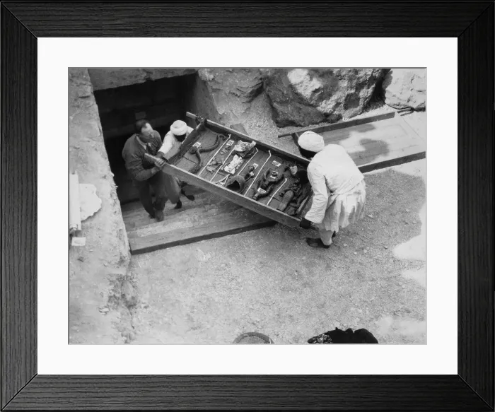 Framed Print : Removing a tray of chariot parts from the Tomb of Tutankhamun, Valley of the Kings, Egypt, 1922 Framed Print : Removing a tray of chariot parts from the Tomb of Tutankhamun, Valley of the Kings, Egypt, 1922