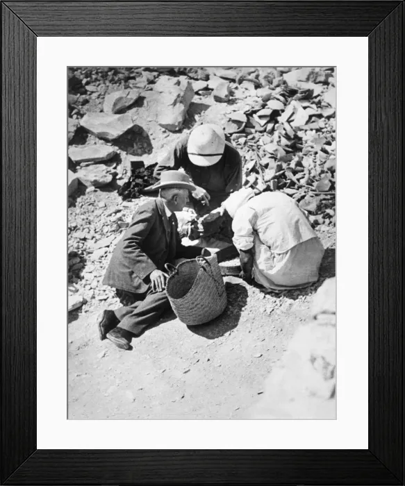 Framed Print : Sifting the dust from the floor of the Tomb of Tutankhamun, Valley of the Kings, Egypt, 1922 Framed Print : Sifting the dust from the floor of the Tomb of Tutankhamun, Valley of the Kings, Egypt, 1922