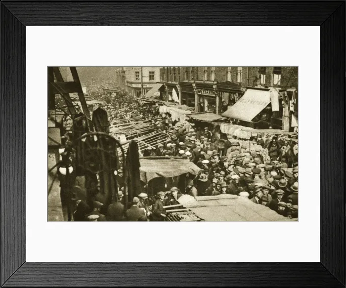 Framed Print : Petticoat Lane Market on Middlesex Street, London, c1920s-c1930s(?) Framed Print : Petticoat Lane Market on Middlesex Street, London, c1920s-c1930s(?)