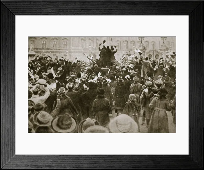 Framed Print : Celebrating the end of the First World War, London, November 1918 Framed Print : Celebrating the end of the First World War, London, November 1918