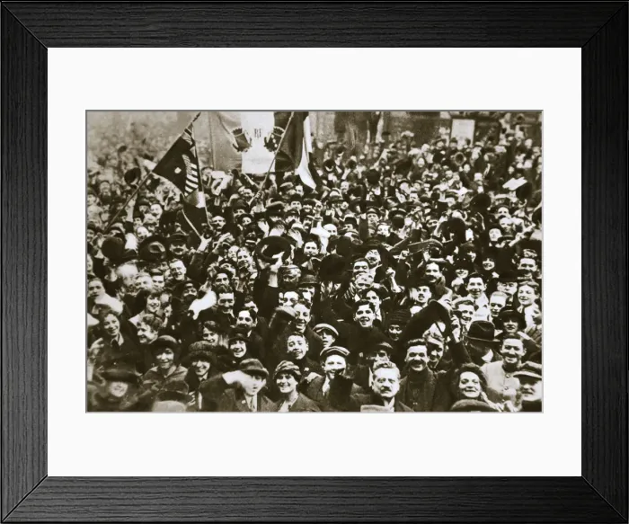 Framed Print : Celebrating the end of the First World War, London, November 1918 Framed Print : Celebrating the end of the First World War, London, November 1918
