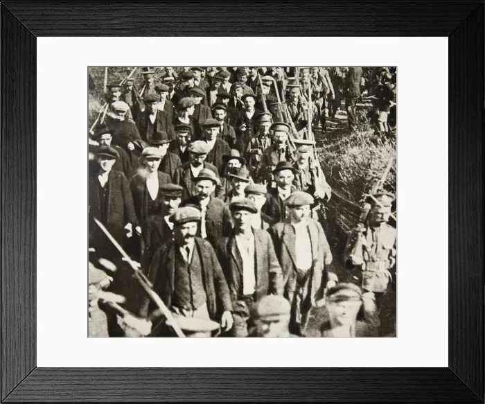 Framed Print : German prisoners of war arriving in Britain, August 1914. Artist:s and G