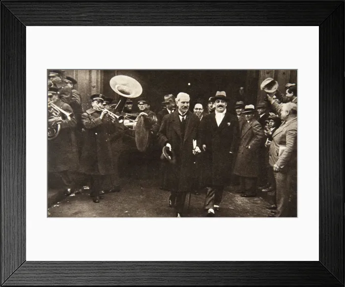 Framed Print : Ramsay MacDonald in New York being escorted by Grover Whalen, 1929. Artist:s and G Framed Print : Ramsay MacDonald in New York being escorted by Grover Whalen, 1929. Artist:s and G
