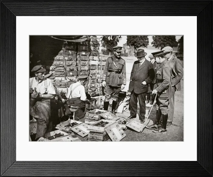 Framed Print : Mr Asquith watching men adjusting fuses, Somme campaign, France, World War I, 1916 Framed Print : Mr Asquith watching men adjusting fuses, Somme campaign, France, World War I, 1916